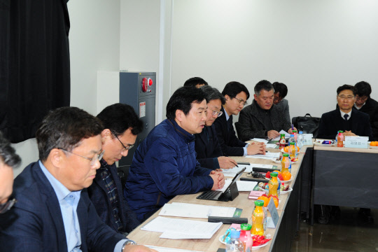 지난 13일 광주 하남동 남도금형을 찾은 홍종학 중소벤처기업부 장관(왼쪽 세번째)이 지역기업과 간담회를 하고 있다 중기부 제공